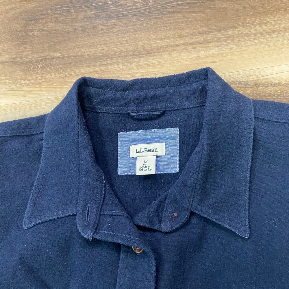 L.L. Bean Chamois Flannel Shirt Size M Petite Cotton Button Up Navy Blue 506159 - Picture 2 of 8